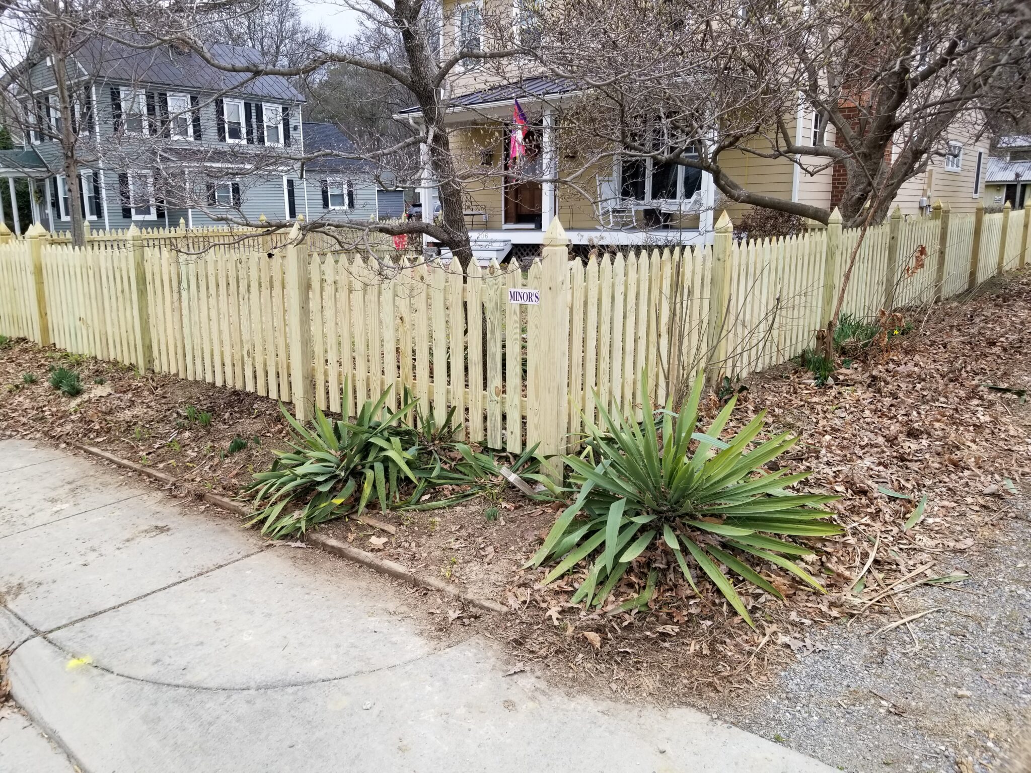 Pointed picket fencing on exposed williamsburg posts