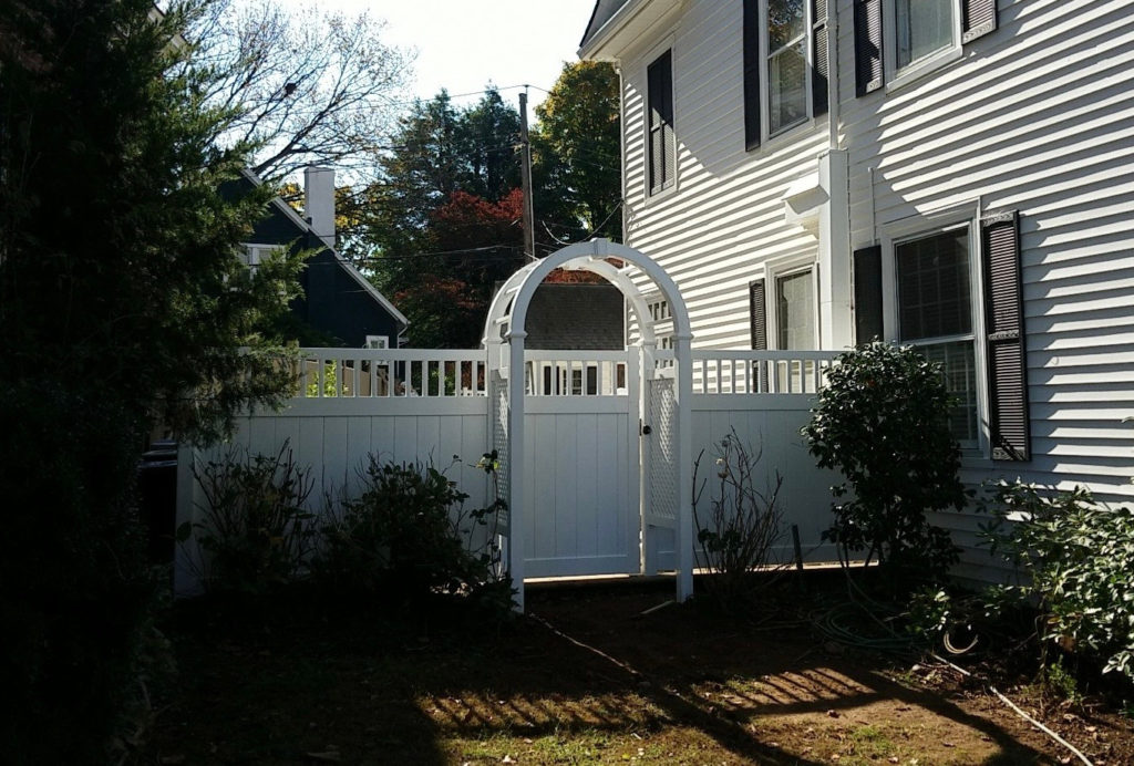 vinyl privacy fence with arbor in white